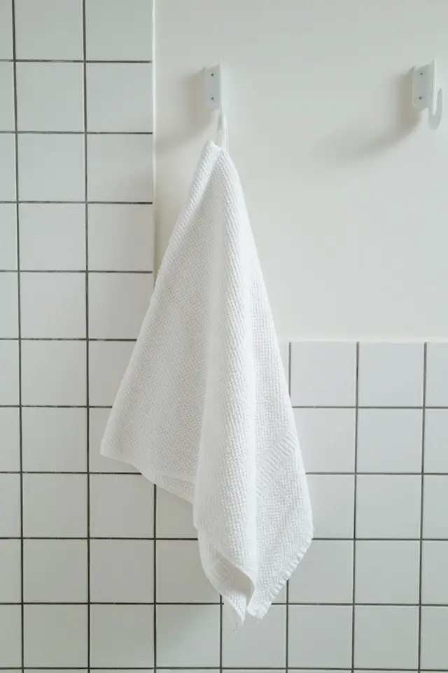 how do hotels keep towels white